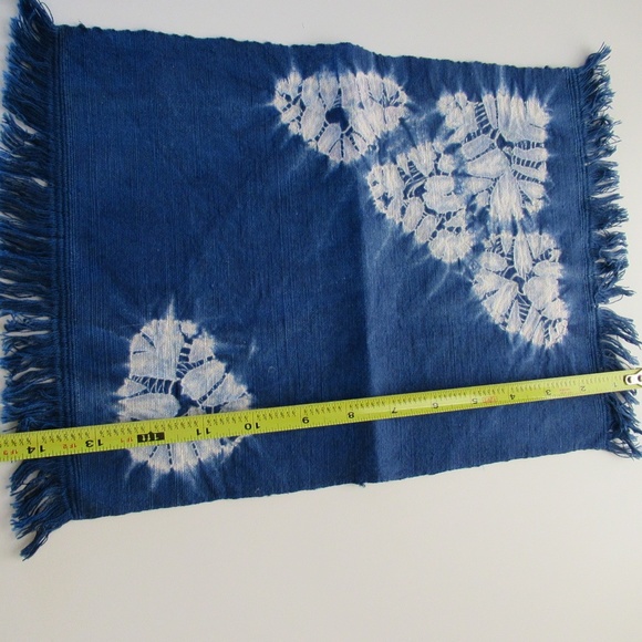 2 Blue & White floral pattern fringed table doilies - Picture 5 of 11